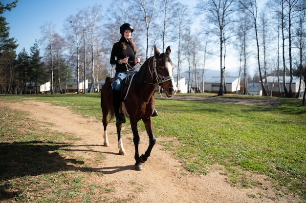 Mooi meisje zit buiten op een paard