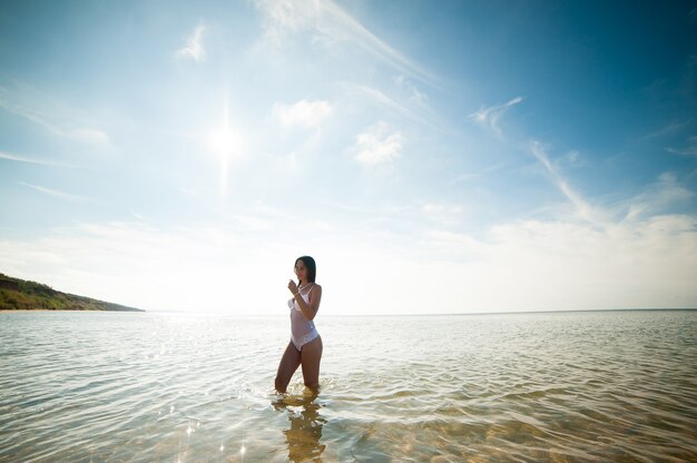 Mooi meisje zonnebaden en zwemmen in de zee