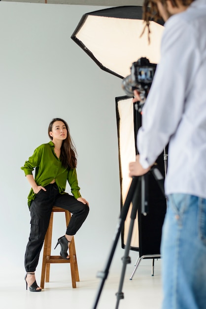 Foto mooi model poseren binnenshuis