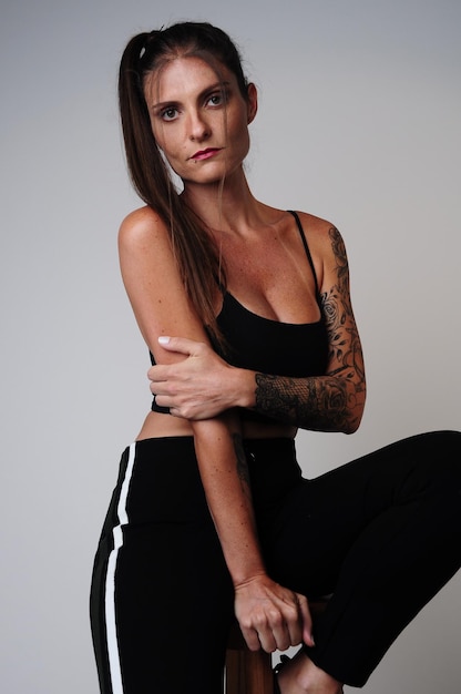 Foto mooi model vrouw met tattoo op witte achtergrond