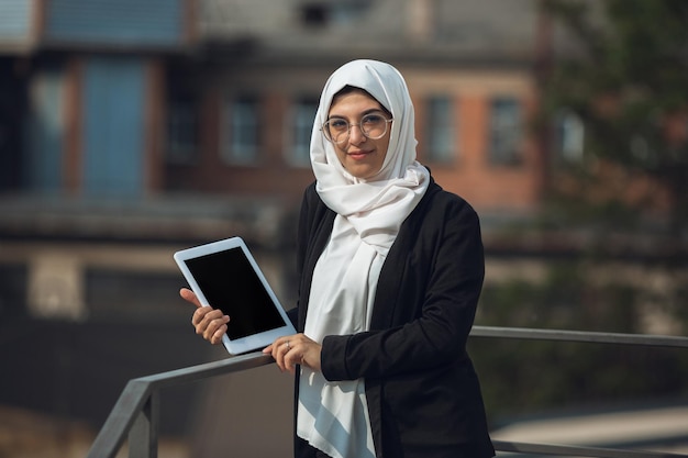 Mooi moslim succesvol zakenvrouwportret, zelfverzekerde gelukkige CEO