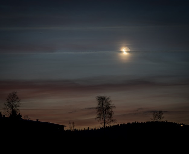 Foto mooi nachtlandschap met maan op hemel