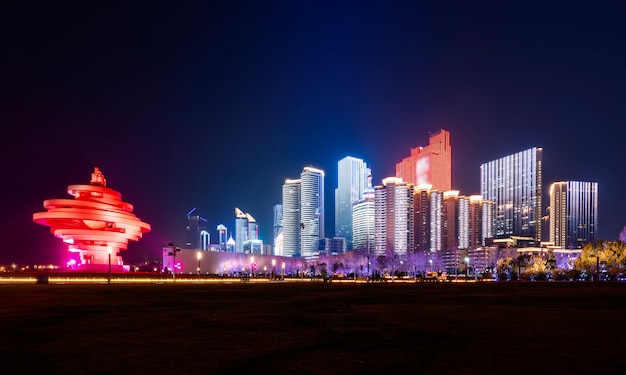 Mooi nachtlandschap van stedelijke architectuur in Qingdao