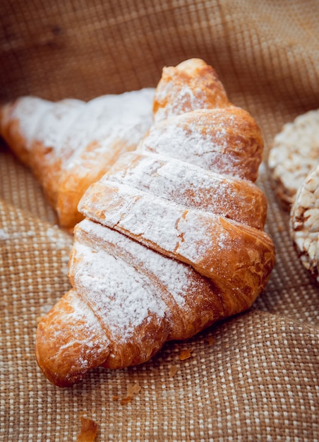 Mooi ontbijt Melkfruit, brood en croissant