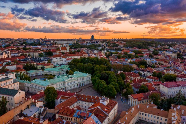 Mooi oud de stadspanorama van Vilnius bij zonsondergang. Magische zonsondergang over de stad. Uitzicht vanaf de oude stad in de buurt van de kathedraal.