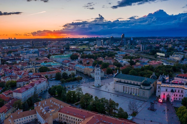 Mooi oud de stadspanorama van Vilnius bij zonsondergang. Magische zonsondergang over de stad. Uitzicht vanaf de oude stad in de buurt van de kathedraal.