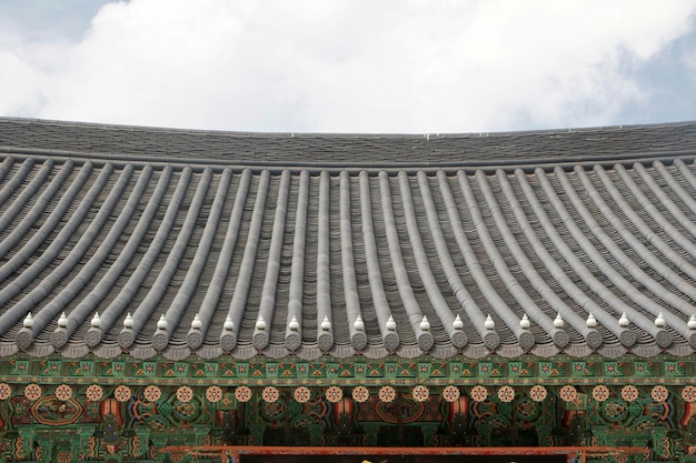 Mooi oud paleis met blauwe hemel in Korea