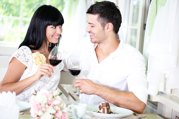 Mooi paar dat romantisch diner heeft bij restaurant