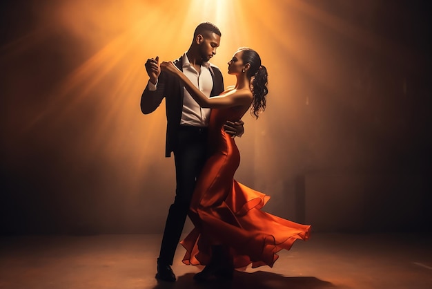 Mooi paar dat salsa dans donkere achtergrond doet