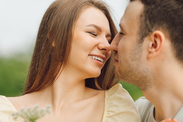 Mooi paar drukt liefde en tederheid voor elkaar uit in de natuur. Geluk en sereniteit. Momenten van het leven. Buitenrecreatie. Juiste manier van leven. Gelukkige relatie. Zorgen voor elkaar.