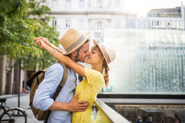 Mooi paar geliefden die het stadscentrum bezoeken. Speelse toeristen die een beroemde Europese stad bezoeken