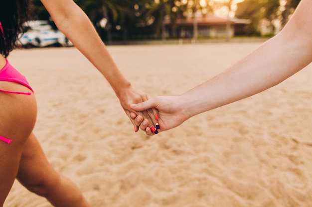 Mooi paar hand in hand samen. Close-up shot