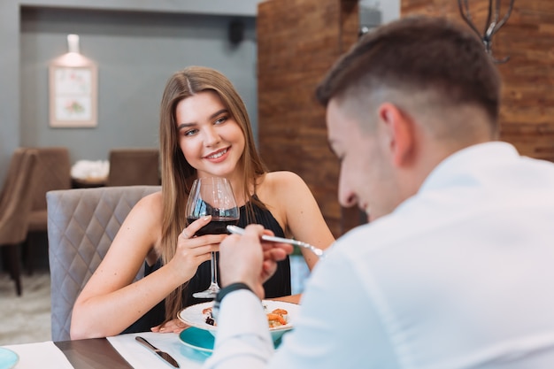 Mooi paar in een restaurant