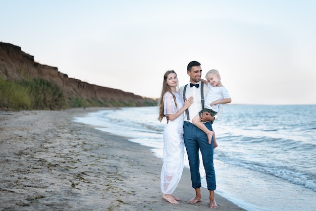 Mooi paar met klein kind op zeedijk. Jonge ouders, gelukkig ouderschap