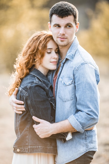 Mooi paar op de achtergrond van een stenen klif. Portret van een liefdevol paar close-up