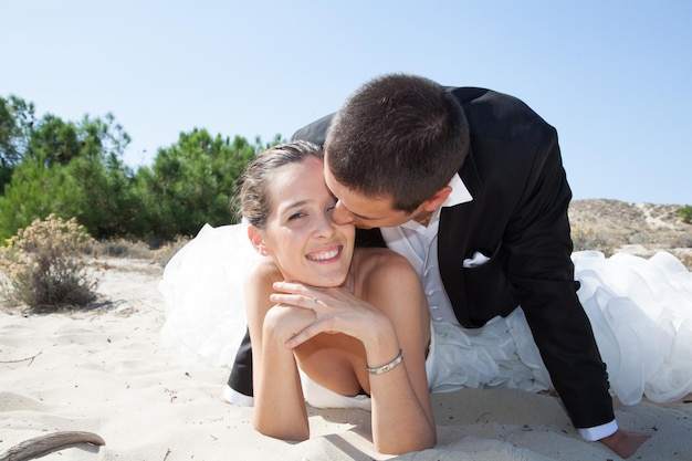 Mooi paar op het strand in trouwjurk