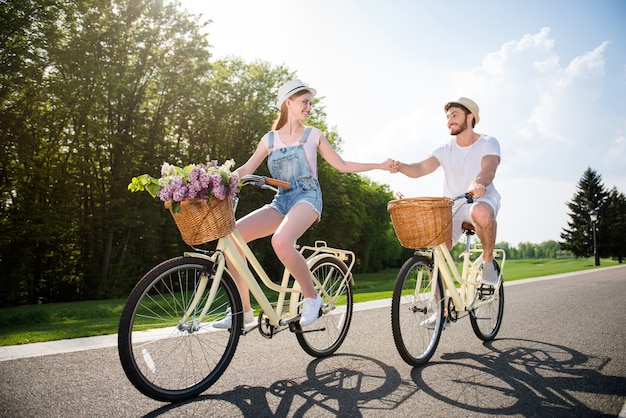 Mooi paar poseren samen buitenshuis met fietsen