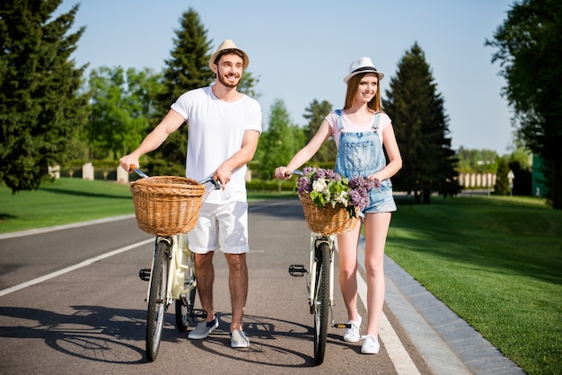 Mooi paar poseren samen buitenshuis met fietsen