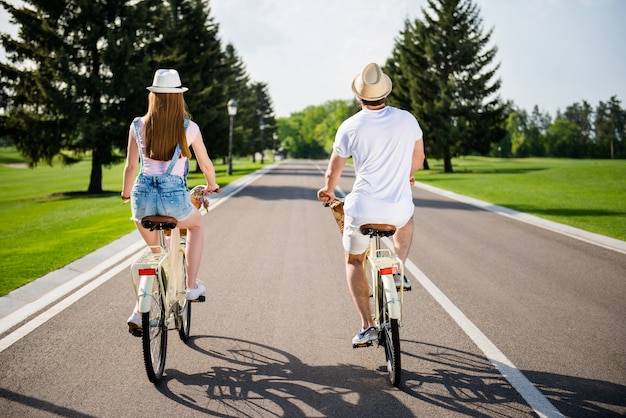 Mooi paar poseren samen buitenshuis met fietsen