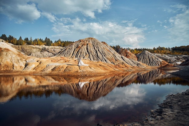 Mooi paar verliefd op een fantastisch landschap, bruiloft in de natuur, liefdeskus en knuffel. 14 september 2019