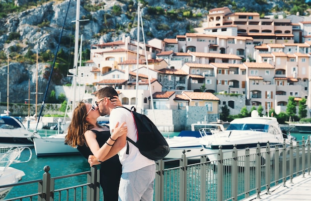 Mooi paar wandelen in Portopiccolo Sistiana Italië Europa Lifestyle Vakanties en reizen