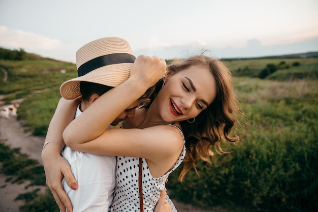 Mooi paar zoenen en lachen in de natuur op de heuvels