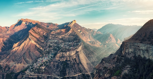 Mooi panoramazicht op de kloof. berg dagestan.gunib hoogland dorp geplaatst op een bergplateau in de bergen van de kaukasus. rusland.