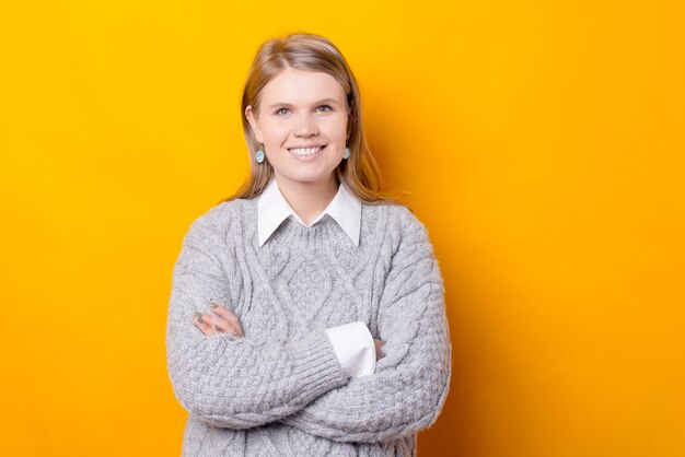 Mooi portret van een jonge mooie vrouw lachend