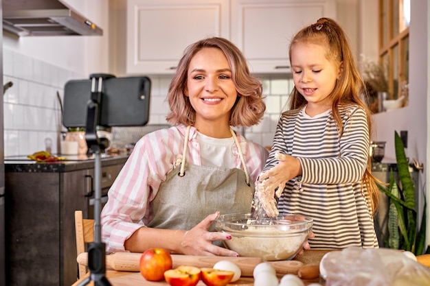 Mooi portret van moeder en dochter samen tijd doorbrengen