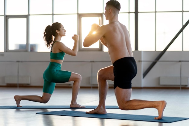 Mooi positief stel dat in de sportschool traint en gezondheidsoefeningen doet die lunges op de mat doen