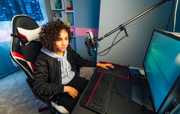 Mooi professioneel gamermeisje dat videogame speelt Casual schattig meisje met een headset Gaming club eSport cybergames internet