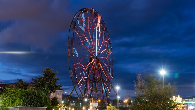 Mooi reuzenrad bij nacht. Sotsji, Rusland.