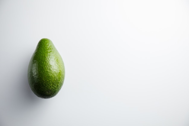 Mooi rijp avocadofruit geïsoleerd