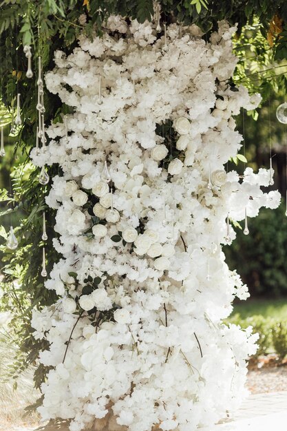 Mooi romantisch elegant bruiloftsdecor voor een luxe diner in Italië Toscane Moderne bloemenontwerp voor buitenbruiloft