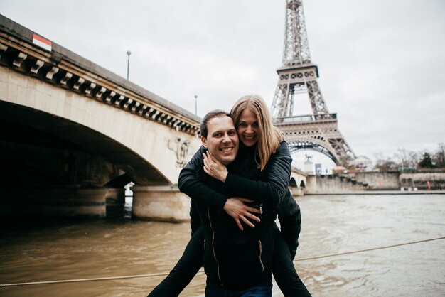 Mooi romantisch koppel in Parijs in de buurt van de Eiffeltoren