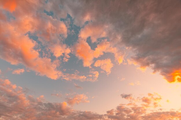 Mooi romantisch zonsonderganghemelpanorama Zonsonderganghemel voor achtergrond of zonsopganghemel en wolken