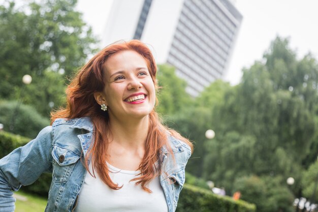 Mooi rood haar Vrouw staand