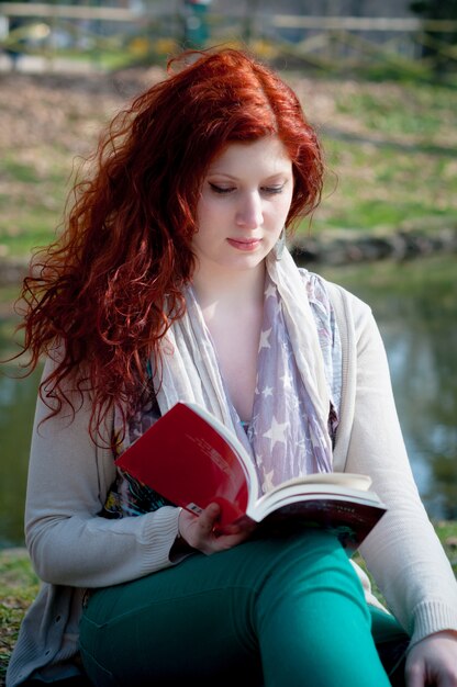 mooi rood hoofd jong vrouw leesboek