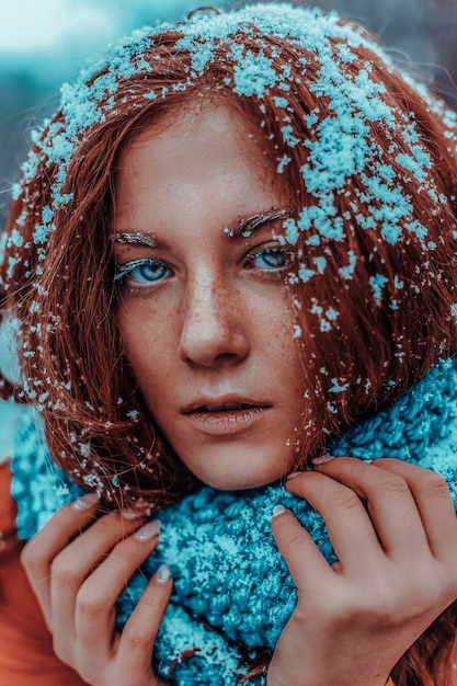 Mooi roodharig vrouwenportret in sneeuw