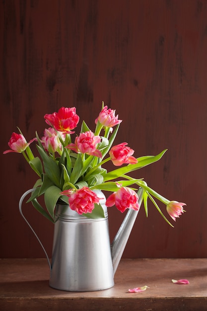 Mooi roze tulp bloemen boeket in gieter