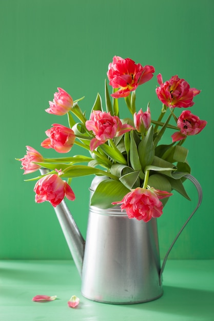 Mooi roze tulpenboeket in gieter