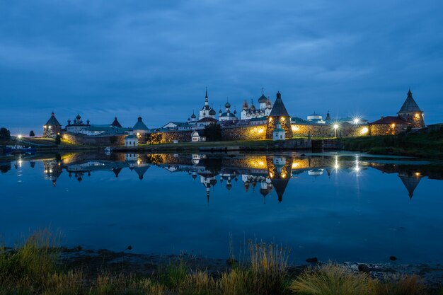 Mooi Russisch Solovki-klooster op zomerdag.