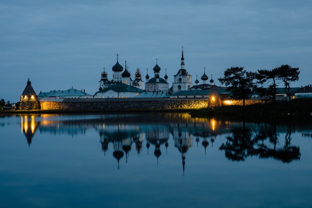 Mooi Russisch Solovki-klooster op zomerdag.