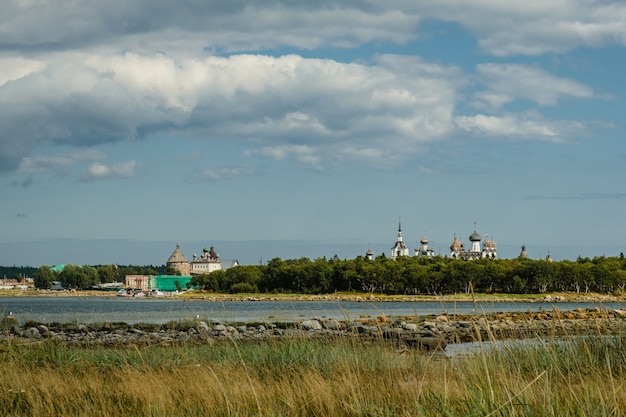 Mooi Russisch Solovki-klooster op zomerdag.