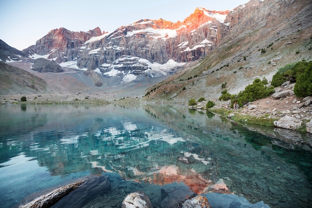 Mooi rustig meer in Fann-bergen (tak van Pamir) in Tadzjikistan.