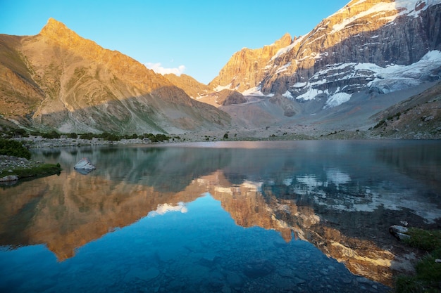 Mooi rustig meer in Fann-bergen (tak van Pamir) in Tadzjikistan.