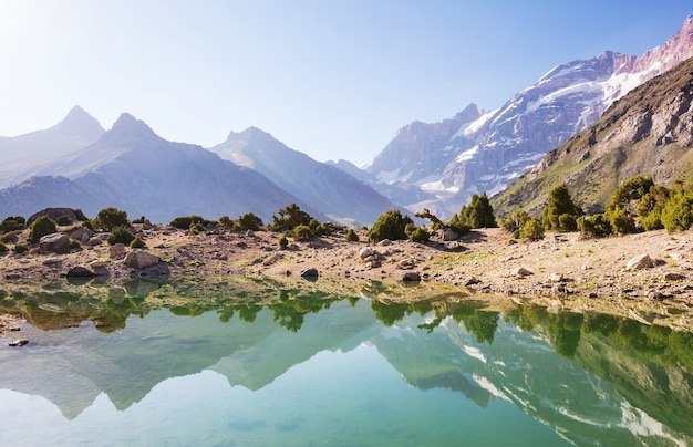 Mooi rustig meer in fanns-bergen (tak van pamir) in tadzjikistan.