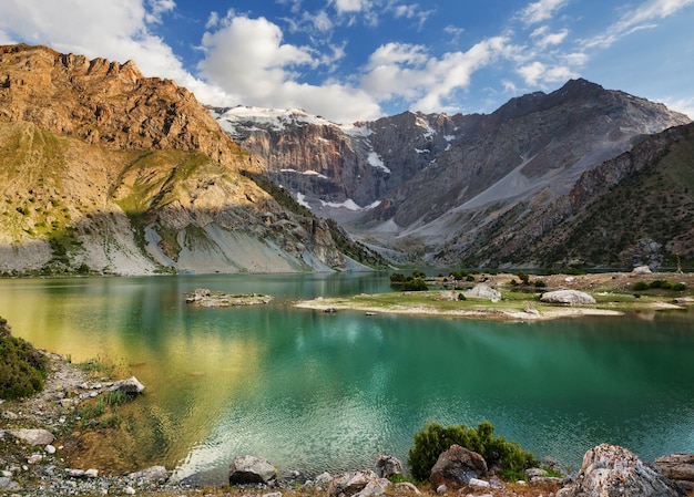 Mooi rustig meer in fanns-bergen (tak van pamir) in tadzjikistan.