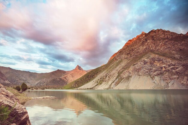 Mooi rustig meer in Fanns-bergen (tak van Pamir) in Tadzjikistan.