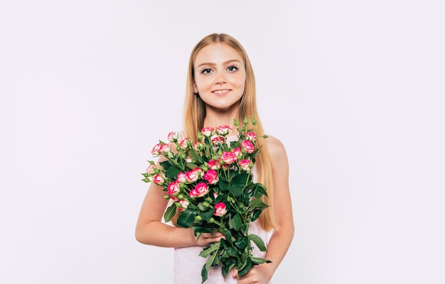 Mooi, schattig, lief, glimlachend blond meisje met gelukkige ogen houdt een groot boeket bloemen geïsoleerd in de studio. Verjaardag, feestdagen, Valentijnsdag, moederdagconcepten